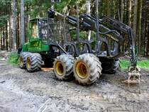 JOHN-DEERE Forwarder-810E; bereit für die nächste Arbeit im tiefen Waldviertel; 210710