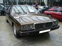 Maserati Quattroporte der Serie 3, wie er von 1979 bis 1990 in ca. 2100 Einheiten gebaut wurde. Der abgelichtete Quattroporte stammt aus dem Jahr 1982 und war in seinem ersten Leben in Diensten des italienischen Außenministeriums. Der Wagen ist mit dem stärkeren, der damals lieferbaren V8-Motoren ausgerüstet. Dieser  Achtender  hat einen Hubraum von 4930 cm³ und leistet 281 PS. Die Höchstgeschwindigkeit gab das Werk mit 230 km/h an. Classic Remise Düsseldorf am 13.07.2021.