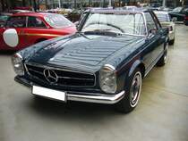 Mercedes Benz W113, hier ein 230SL, gebaut von 1963 bis 1971. Die, als  Pagoden-Mercedes  bekannte Baureihe, kam 1963 auf den Markt. Der 230SL war der Wagen mit der kleinsten Motorisierung und wurde von 1963 bis 1967 verkauft. Der Sechszylinderreihenmotor hat einen Hubraum von 2291 cm³ und leistet 150 PS. Classic Remise Düsseldorf am 13.07.2021.