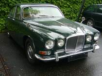 Jaguar 420, gebaut in den Jahren von 1966 bis 1968. Der Jaguar 420 war als mittleres Modell in der Produktpalette von Jaguar gedacht. Der Reihensechszylinder mit einem Hubraum von 4.235 cm³ wurde von einem Zweifachvergaser mit Kraftstoff versorgt, während im Oberklassenmodell Mark X der baugleiche Motor von einer Dreifachvergaseranlage versorgt wurde. Die Motorleistung beträgt 249 PS. Hier wurde eines von 7.172 produzierten, rechtsgelenkten Modellen abgelichtet. Besucherparkplatz der Düsseldorfer Classic Remise am 13.07.2021.
