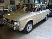 Alfa Romeo Giulia 1300 Super, gebaut von 1964 bis 1971. Um die, im Jahr 1962 vorgestellte Giulia, auch weniger betuchten Kunden zugänglich zu machen (billig war die Giulia ja nie), bot man ab 1964 diese spartanischer ausgestattete Version mit einem 1.3l Motor an. Der Vierzylinderreihenmotor mit Doppelnockenwellen hat einen Hubraum von 1290 cm³ und leistet 85 PS. Classic Remise Düsseldorf am 13.07.2021.