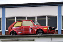 VW Golf GTI, auf dem Vordach eines Autotuner in Geilenkirchen (20.06.2021)