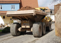 =Hydrema 922 von FEICKERT-Bau beim Abtransport von Baggeraushub auf einer Baustelle in Langenleiten im April 2021