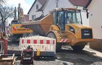 =Hydrema 922 von FEICKERT-Bau beim Abtransport von Baggeraushub auf einer Baustelle in Langenleiten im April 2021