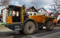 =Bergmann-Dumper steht auf einer Baustelle in Langenleiten im April 2021