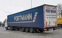 =MAN-Sattelzug des Logistikers PORTMANN rastet im April 2021 auf dem Rasthof Fulda-Nord