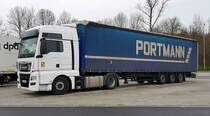 =MAN-Sattelzug des Logistikers PORTMANN rastet im April 2021 auf dem Rasthof Fulda-Nord
