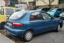 Rückansicht: fünftürer Daewoo Lanos in ganz schönem Zustand (Okt. 2020)