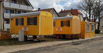 =Bauwagen von FEICKERT-Bau stehen auf einer Baustelle in Langenleiten im April 2021