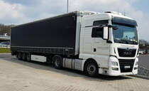 =MAN TGX-Sattelzug von TRANS JOVIC steht auf dem Rasthof Fulda-Nord, April 2021