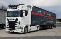 =Scania S 580-Sattelzug der Spedition HÜNEMEIER rastet im April 2021 an der A 7