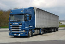 =Scania R 450-Sattelzug aus Italien rastet an der A 7, 04-2021