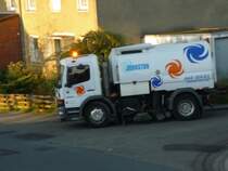 20.04.2009: Ein MB ATEGO 1523 mit Kehrmaschinenaufbau Johnson 660 SERIES EMONSTRATOR der Abwasser- und Stra�enreinigung Gifhorn (ASG)
f�hrt aus einer Stra�e raus.