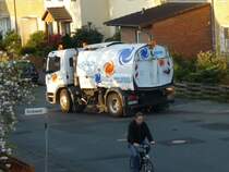 20.04.2009: Ein MB ATEGO 1523 mit Kehrmaschinenaufbau Johnson 660 SERIES EMONSTRATOR der Abwasser- und Stra�enreinigung Gifhorn (ASG) f�hrt in den fr�hen Morgenstunden, so vor 7:00Uhr, aus einer Stra�e raus.
  