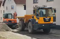 =Bergmann-Dumper steht auf einer Baustelle in Langenleiten im April 2021