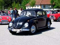 Auf der Suche nach einer Parkl�cke bei der Oldtimerausstellung in St.Martin/Innkreis ist dieser schwarze K�fer; 090419