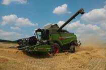 Fendt 5255L PL am 23.07.21 in der Wetterau bei der Weizenernte