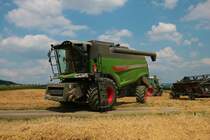 Fendt 5255L PL am 23.07.21 in der Wetterau bei der Weizenernte