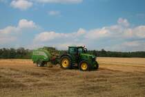 John Deere 6250R mit McHALE Fusion Vario Rundballenpresse am 23.07.21 in der Wetterau