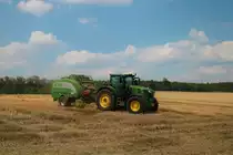 John Deere 6250R mit McHALE Fusion Vario Rundballenpresse am 23.07.21 in der Wetterau