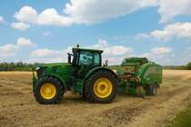 John Deere 6250R mit McHALE Fusion Vario Rundballenpresse am 23.07.21 in der Wetterau