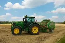 John Deere 6250R mit McHALE Fusion Vario Rundballenpresse am 23.07.21 in der Wetterau