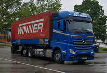 =MB Actros-Hängerzug von WINNER steht im Mai 2021 auf einem Rastplatz an der A 5