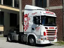 SCANIA-Sattelzugmaschine, vor historischem Industriegebäude; 210724