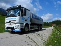 ACTROS-2743 auf Milcheinsammeltour entlang von blühenden Wiesen im Bereich Bad-Ischl; 210613