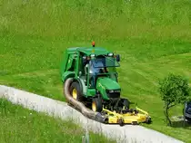 John Deere-2770 mit installierter Front-Rasenmähvorrichtung incl. Heckabsaugung; 210608