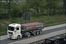 MAN TGX 18.440XLX von MAN Service ist mit einem Alu-Rundmulde Kippsattel von KEMPF unterwegs. (16.04.2009)