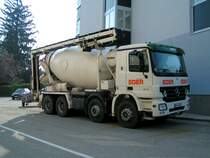 ACTROS3541 Betonmischer mit F�rderbandaustragung wartet bei der Krankenhaustankstelle auf die Entleerung; 090409