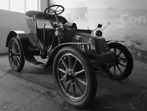 Ein Isotta Fraschini 6 1/2 HP aus dem Jahr 1902 ist Teil der Ausstellung im Luftfahrtmuseum Volandia in der Nähe des Flughafens Mailand-Malpensa. (April 2015)