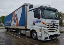 =MB Actros-Sattelzug von BARSAN steht auf einem Rastplatz an der A 5, Mai 2021
