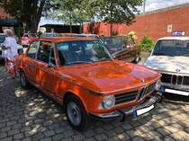BMW 2002, produziert von 1968 bis 1975. Hier wurde ein 2002 abgelichtet, der zwischen April 1971 und September 1973 produziert wurde, da er schon die seitlichen Gummizierleisten trägt, aber noch mit den runden Heckleuchten ausgestattet ist. Das Fahrzeug ist im Farbton inkaorange lackiert. Der Vierzylinderreihenmotor leistet 100 PS aus einem Hubraum von 1.990 cm³. BMW 02 Treffen in Essen-Kupferdreh am 25.07.2021.