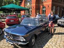 BMW 1600 Baur-Cabriolet, produziert von 1967 bis 1971. Während der fünfjährigen Produktionszeit setzte BMW 1682 Fahrzeuge dieses Typs ab. Bei seiner Markteinführung kostete ein solches 1600´er Cabriolet DM 11.980,00. Dafür bekam man ein wendiges, exclusives Cabriolet. Der Vierzylinderreihenmotor dieses caribeblauen Cabriolets hat einen Hubraum von 1573 cm³ und leistet 85 PS. Die Höchstgeschwindigkeit liegt bei 162 km/h. BMW 02 Treffen in Essen-Kupferdreh am 25.07.2021.
