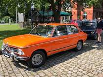 BMW 2000 Touring, gebaut von 1971 bis 1974. Die berühmte BMW-02 Reihe wurde bereits 1966 vorgestellt und ständig erweitert. Im Februar 1971 wurde die Baureihe um die Touring Modelle ergänzt. Der hier abgelichtete 2002 Touring ist im Farbton inkaorange lackiert. Bei seinem Erscheinen stand dieses Modell mit einem Basispreis von DM 11.545,00 in der Preisliste. Der Vierzylinderreihenmotor leistet 100 PS aus einem Hubraum von 1990 cm³. BMW 02 Treffen in Essen-Kupferdreh am 25.07.2021.