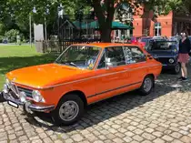 BMW 2000 Touring, gebaut von 1971 bis 1974. Die berühmte BMW-02 Reihe wurde bereits 1966 vorgestellt und ständig erweitert. Im Februar 1971 wurde die Baureihe um die Touring Modelle ergänzt. Der hier abgelichtete 2002 Touring ist im Farbton inkaorange lackiert. Bei seinem Erscheinen stand dieses Modell mit einem Basispreis von DM 11.545,00 in der Preisliste. Der Vierzylinderreihenmotor leistet 100 PS aus einem Hubraum von 1990 cm³. BMW 02 Treffen in Essen-Kupferdreh am 25.07.2021.