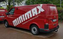 =VW T6 des Brandschutzunternehmens MINIMAX steht im Mai 2021 in Bruchsal
