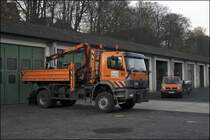 Am Morgen des 07.04.2009 wartet der Atego 1828  PALIFT  und der T4 im Hintergrund auf die bevorstehende Arbeit. 