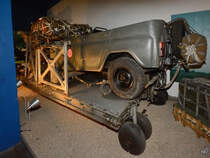 Eine mit einem UAZ 469 beladene Luftlandepalette ist Teil der Ausstellung des Polnischen Luftfahrtmuseums in Krakau. (April 2014)