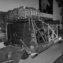 Diese Luftlandepalette ist mit einem UAZ 469 beladen und Teil der Ausstellung des Polnischen Luftfahrtmuseums in Krakau. (April 2014)