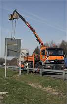 So werden gro�e Verkehrzeichen aufgestellt. R�lveder M�hle am 07.04.2009.