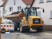 =Hydrema 922 von FEICKERT-Bau beim Abtransport von Baggeraushub auf einer Baustelle in Langenleiten im April 2021