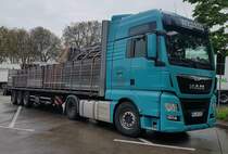 =MAN TGX-Sattelzug der Spedition WESSIG steht im Mai 2021 auf der Rastanlage Bruchsal