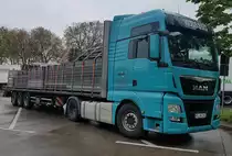 =MAN TGX-Sattelzug der Spedition WESSIG steht im Mai 2021 auf der Rastanlage Bruchsal