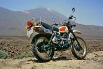 YAMAHA XT 500 (Baujahr 1980, 20 kW, 495 cm³) am Lavafeld vor dem 3715 m hohen Teide auf Teneriffa im Juni 1996