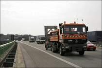 ACTROS 1831 mit fahrbarer Absperrtafel auf der Talbr�cke Kattenbusch in Fahrtrichtung Dortmund....