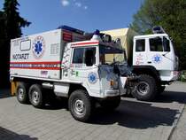 Pinzgauer(Steyr-Daimler-Puch )ist im Einsatz von Promedic  im Hintergrund ein Steyr-LKW; 090419