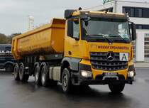 =MB Arocs-Kippersattelzug von WEIDER-Erdarbeiten rangiert auf einer Baustelle in Künzell, Mai 2021